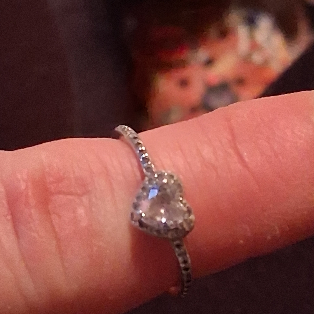 Elegant Silver Heart Ring - Picture 3 of 4